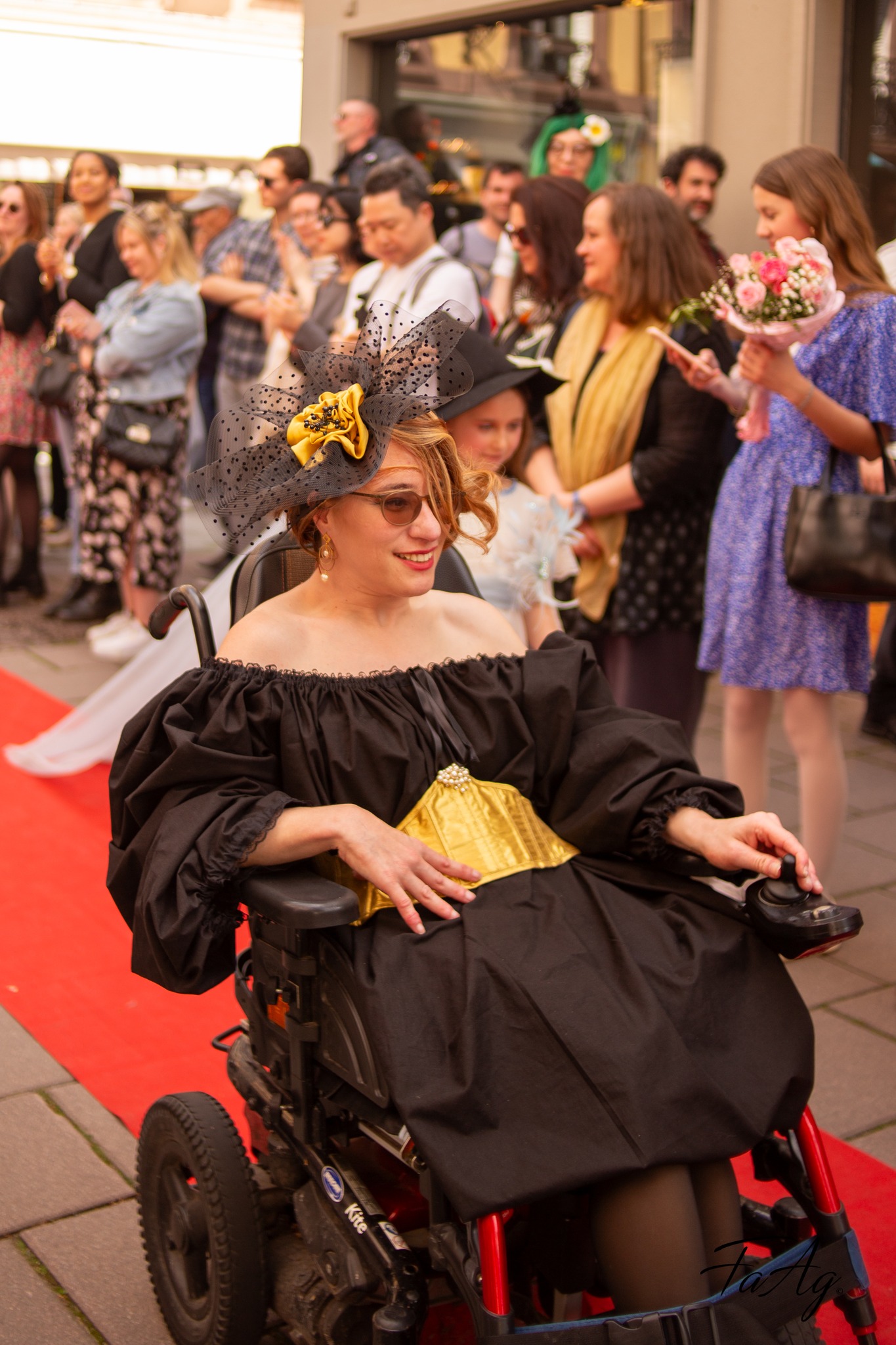 Défilé d'une femme handicapée portant des vêtements adaptés