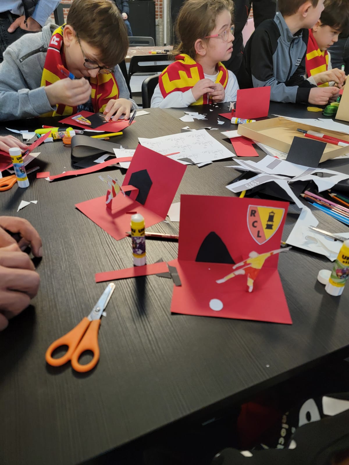 Travail manuel par des enfants du RCL
