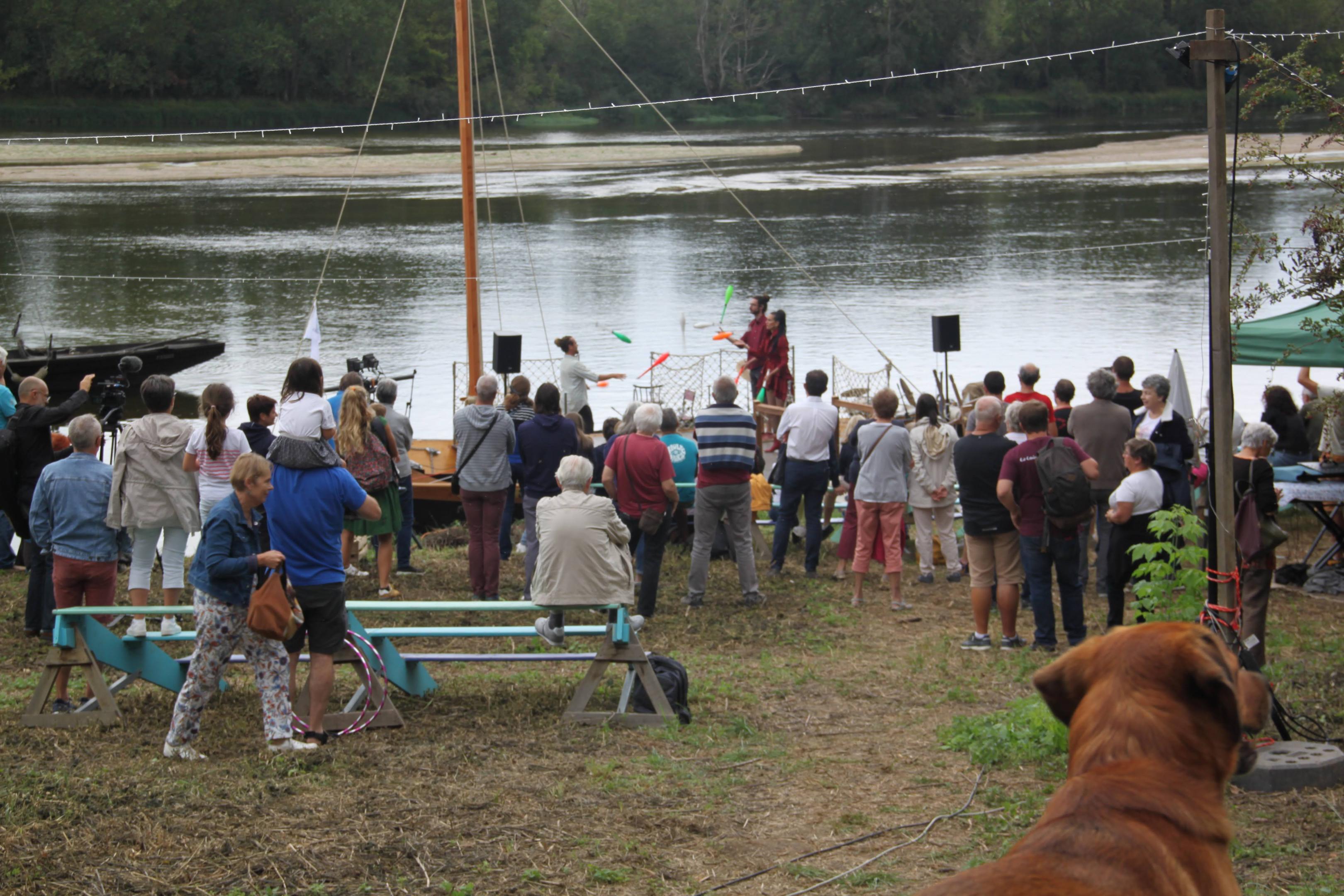 Spectacle de jongleurs sur un bateau 