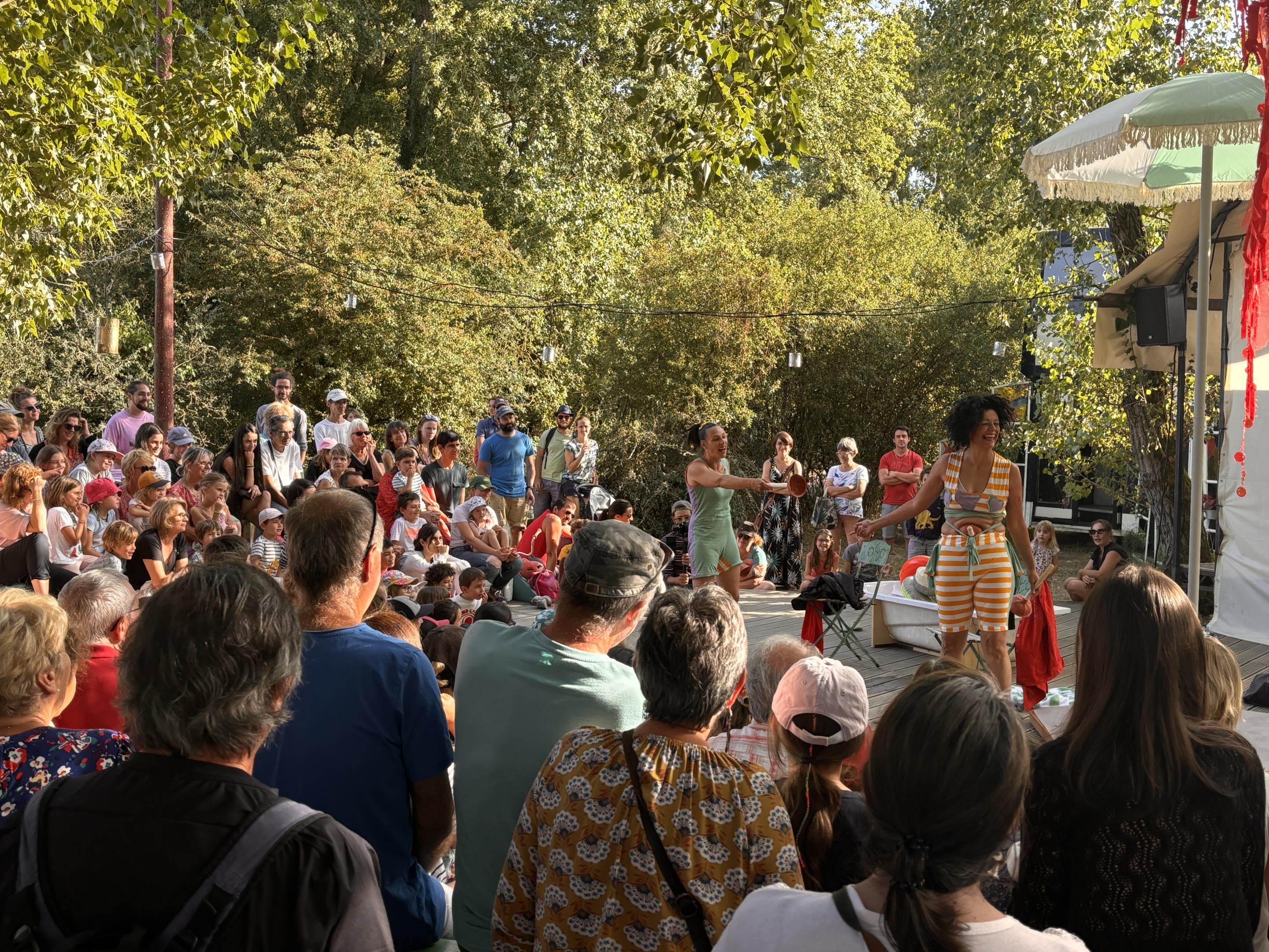 Scène ouverte avec pièce de théâtre en cours