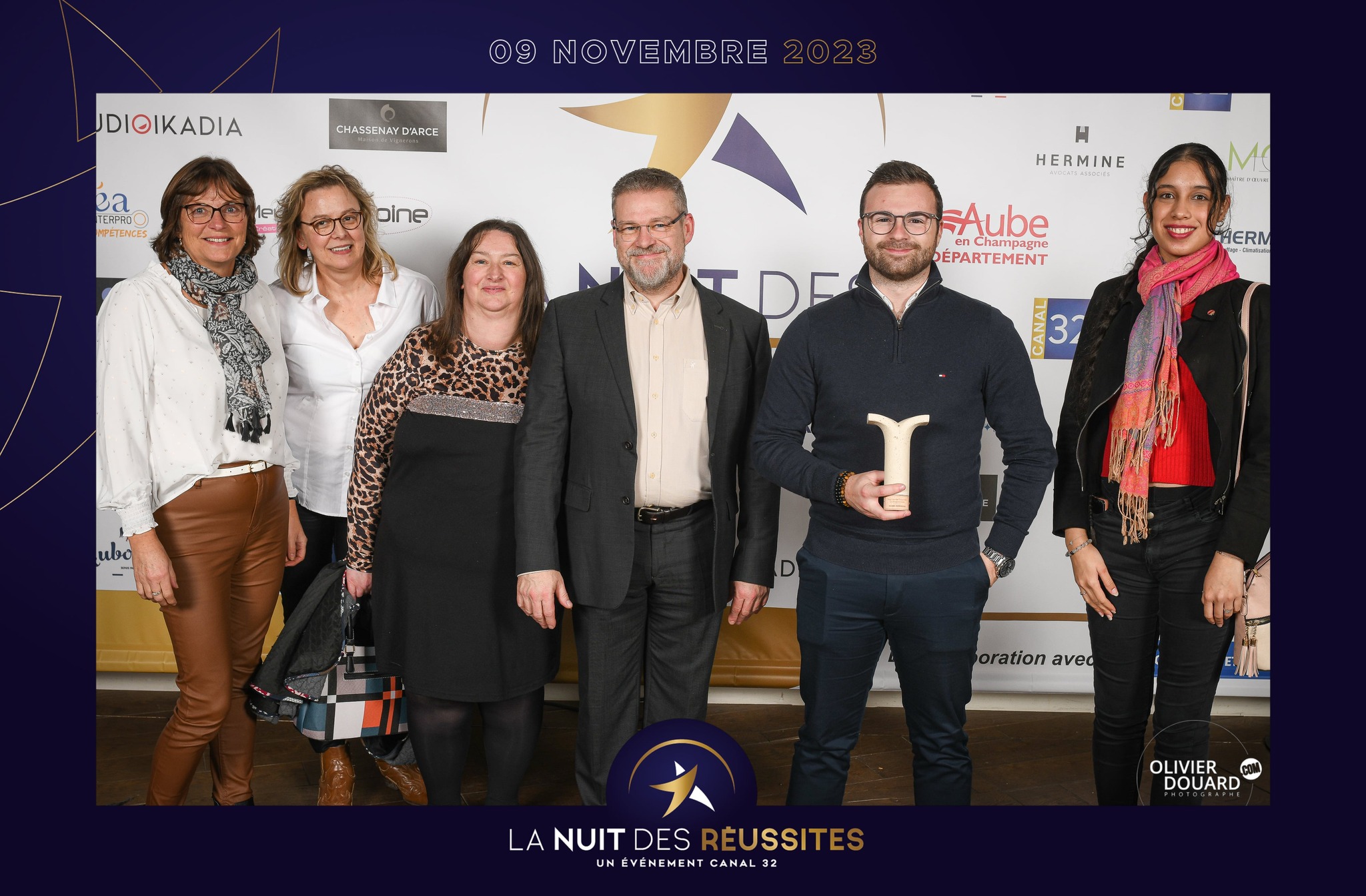 Photo d'équipe à la nuit des réussites - événement canal 32 - novembre 2023