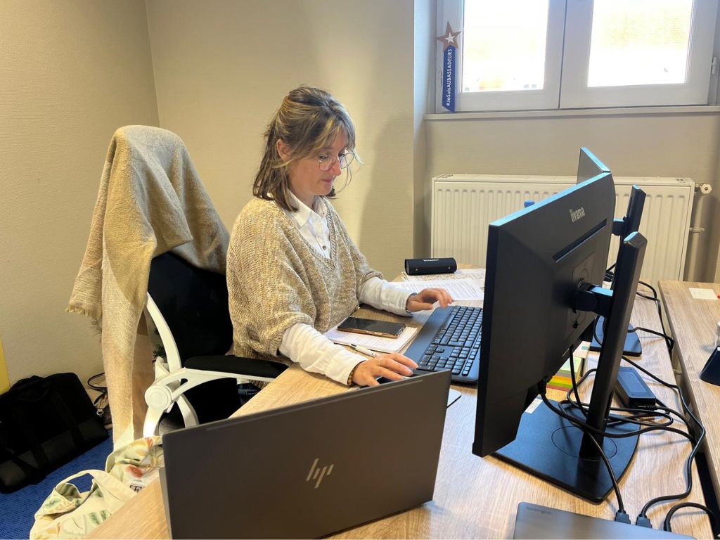 Femme travaillant devant un bureau