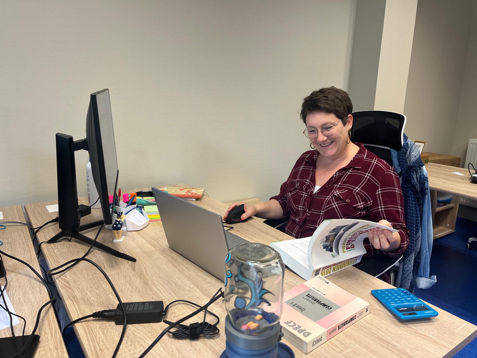 Femme travaillant devant un bureau