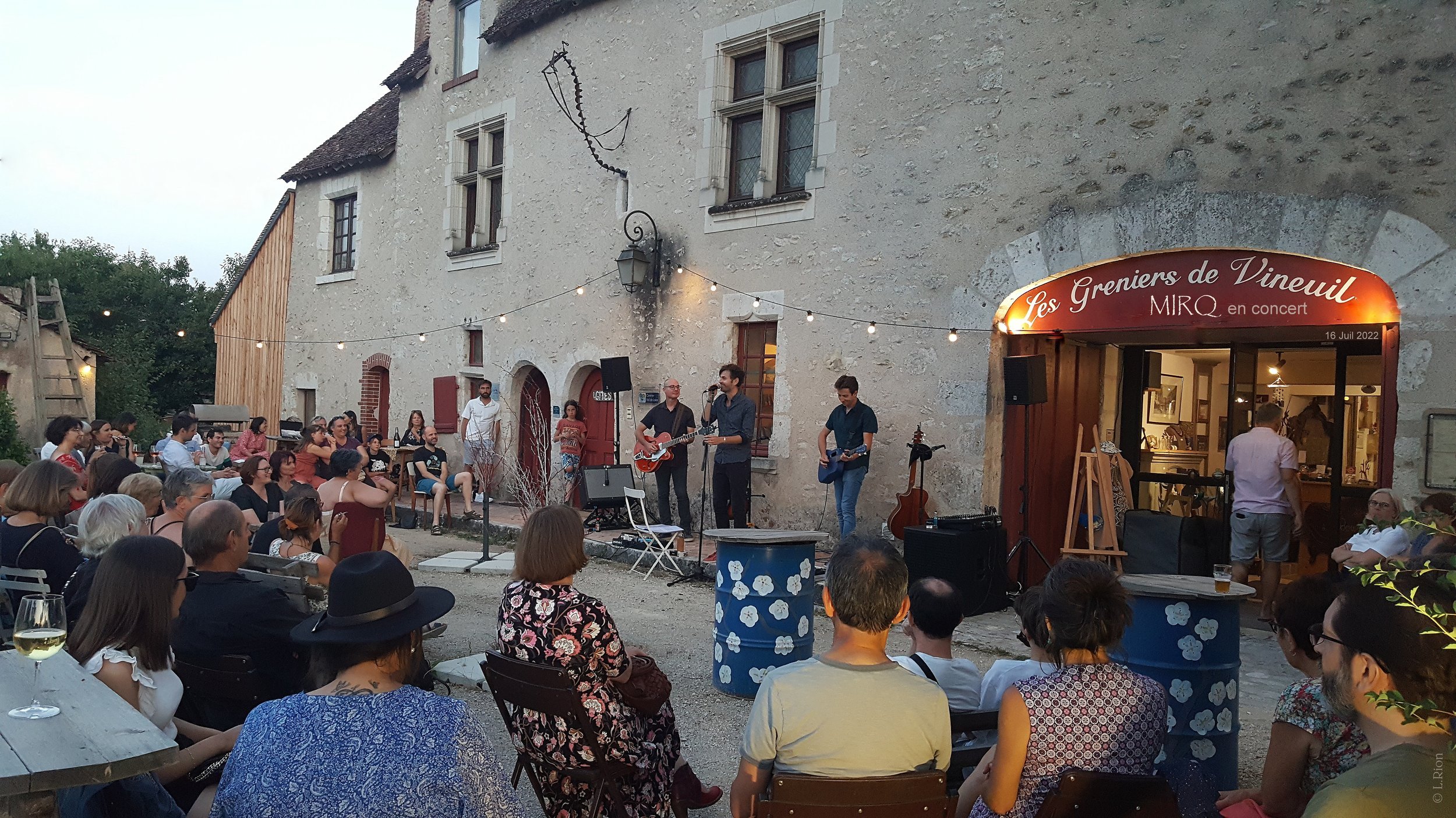 Concert avec spectateurs sur la place du tiers-lieux