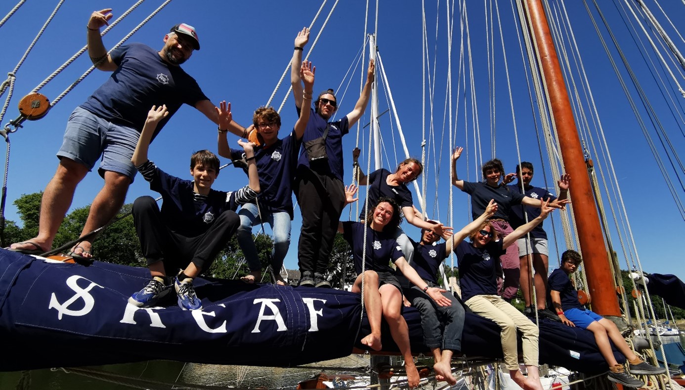 Photo illustrative du projet avec des jeunes à bord d'un voilier